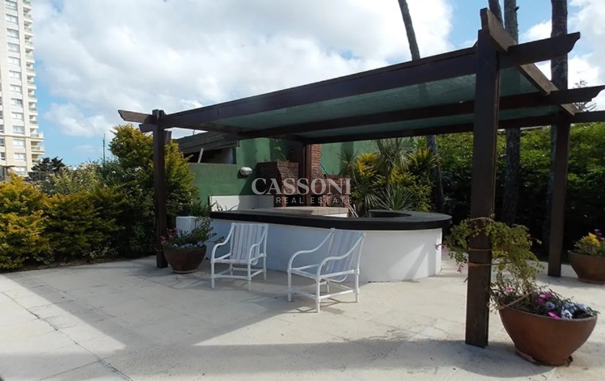 Casa ID.3416 - Excelente Casa de 4 Dormitorios con Piscina en Playa Mansa, Venta