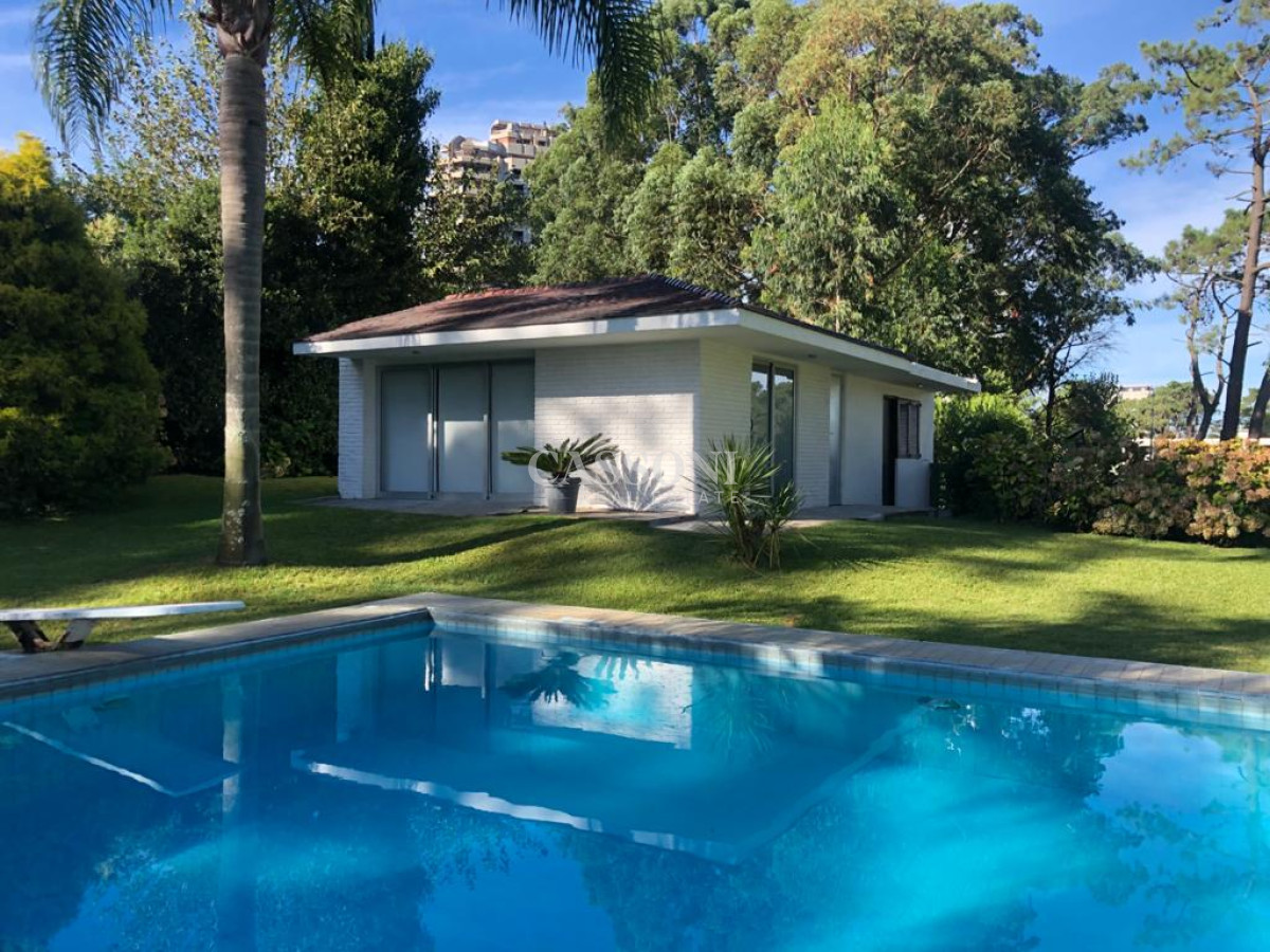 Casa ID.2744 - Excelente Casa de 7 Dormitorios, Piscina, Barbacoa y Dependencia en Punta del Este