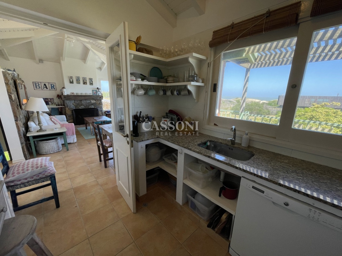 Casa ID.1672 - Venta de casa amplia de construcción sólida sobre primera fila de Mar en La Juanita, José Ignacio
