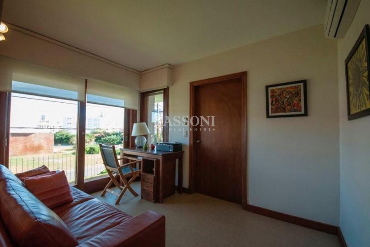 Casa ID.3747 - Excelente Casa de 4 Dormitorios y Piscina a una Cuadra del Mar 