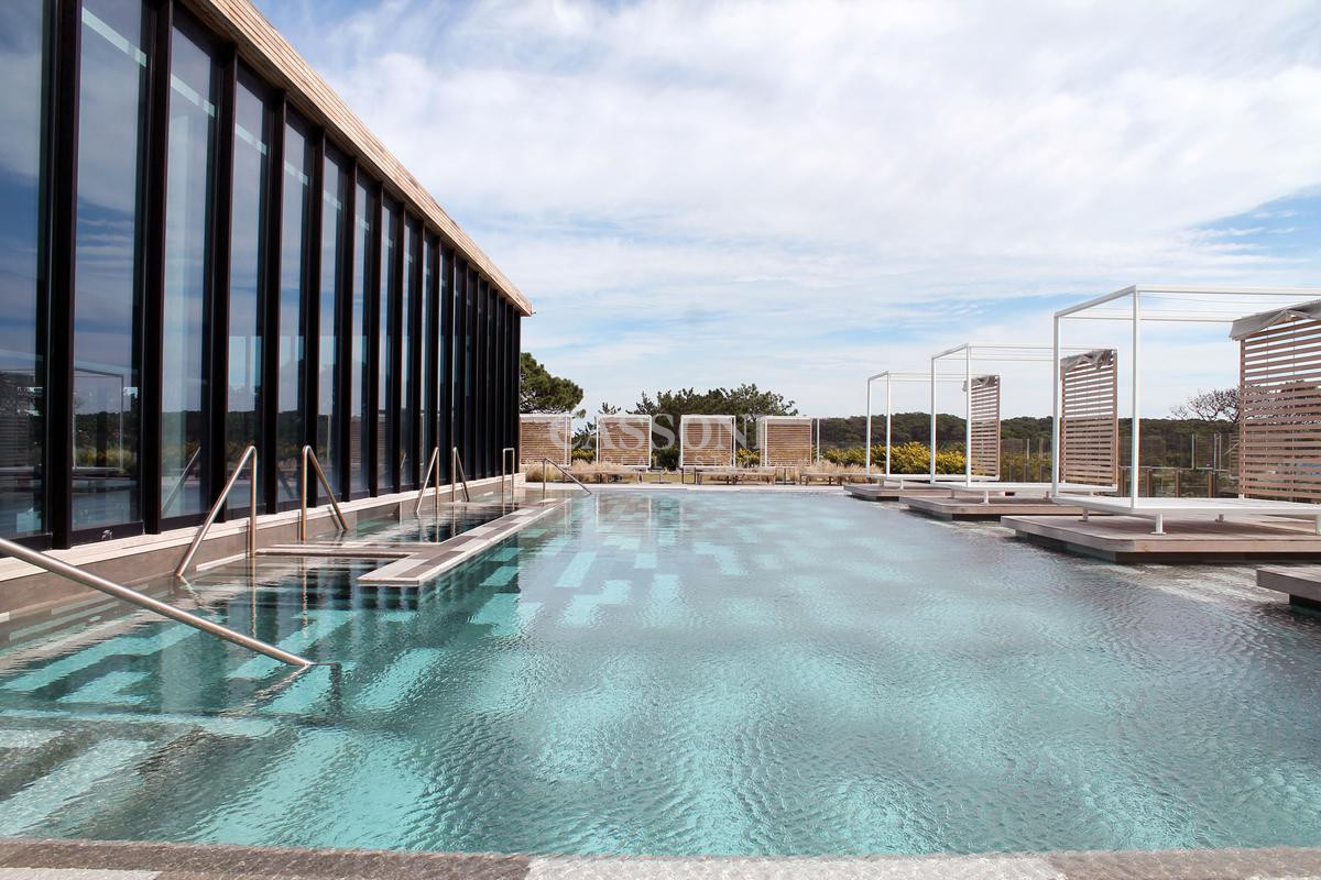 Moderno Apartamento de 1 Dormitorio en suite piso alto en Venta de Torre Surfside Village, Punta del Este - Imagen 25