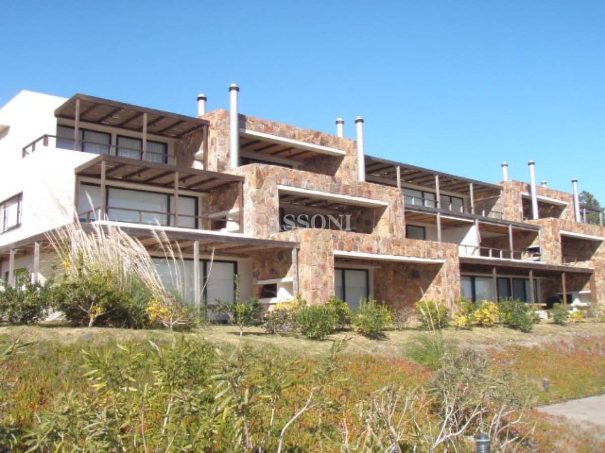 Apartamento ID.3443 - Venta y alquiler de apartamento de dos dormitorios con parrillero de uso exclusivo en Punta Ballena