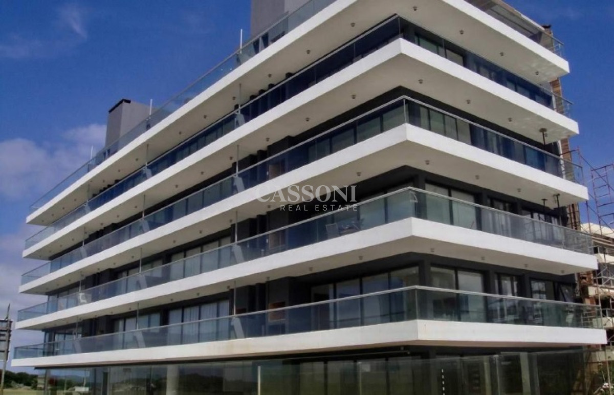 Apartamento ID.2650 - Apartamento de 2 Dormitorios y Parrillero Frente a Playa Brava, Punta del Este