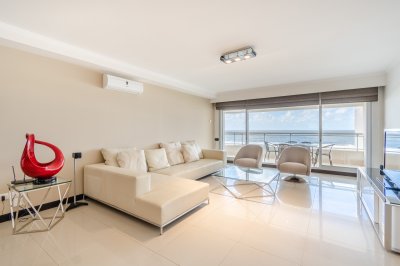 Moderno Apartamento de 3 Dormitorio y Dependencia Frente al Mar, Playa Brava
