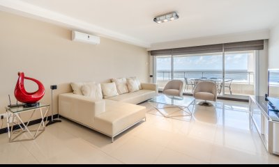 Oportunidad Moderno Apartamento de 3 Dormitorio y Dependencia Frente al Mar, Playa Brava