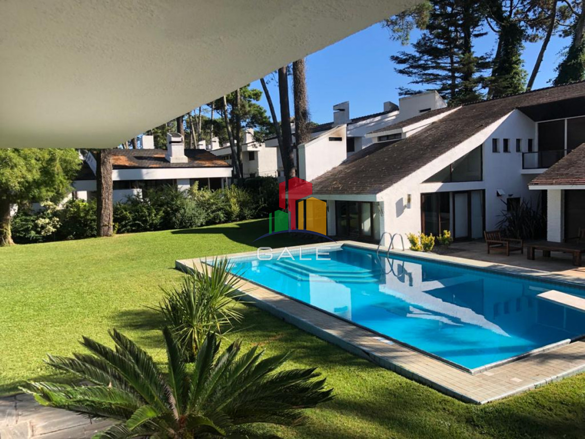 Casa ID.967 - Excelente Casa de 7 Dormitorios, Piscina, Barbacoa y Dependencia en Punta del Este