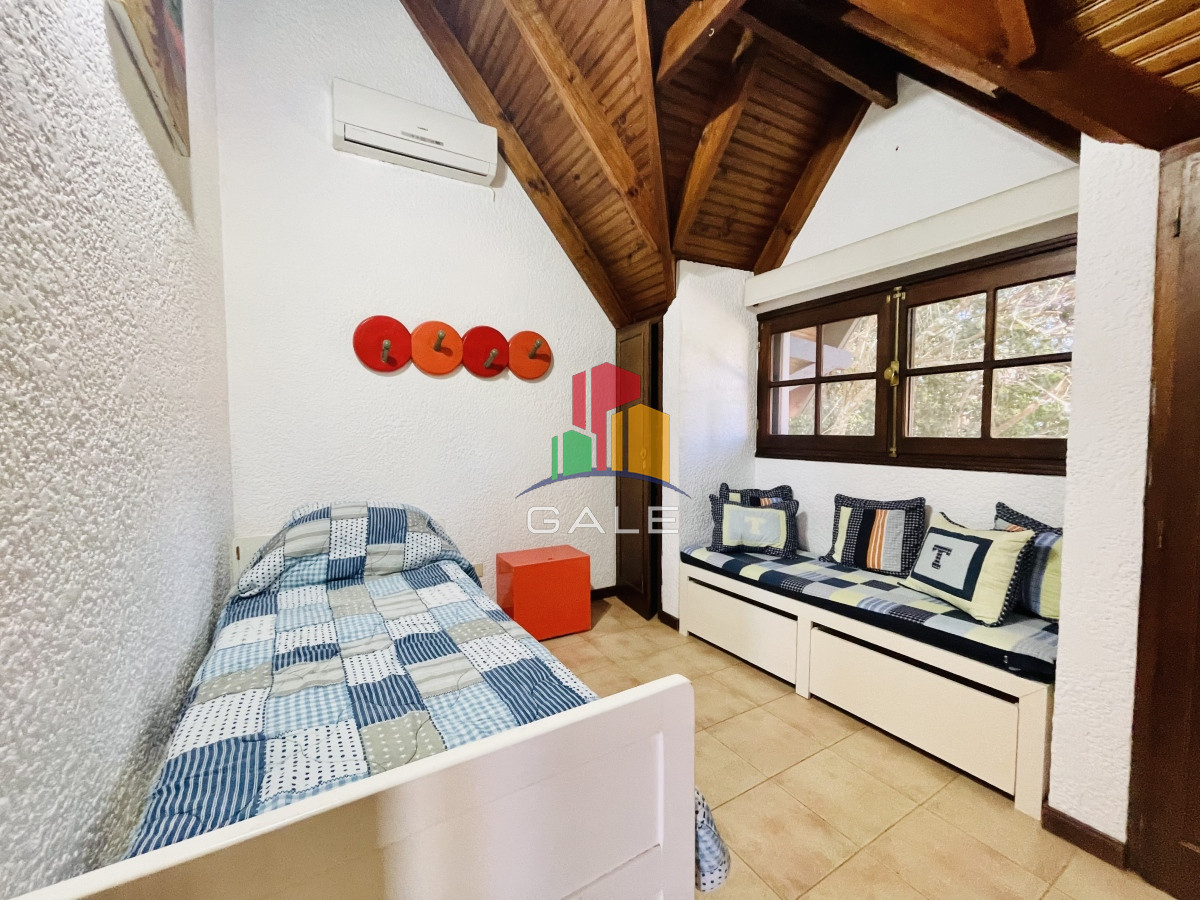 Casa ID.3295 - Cómoda Casa de 5 Dormitorios y Piscina Climatizada en Punta del Este