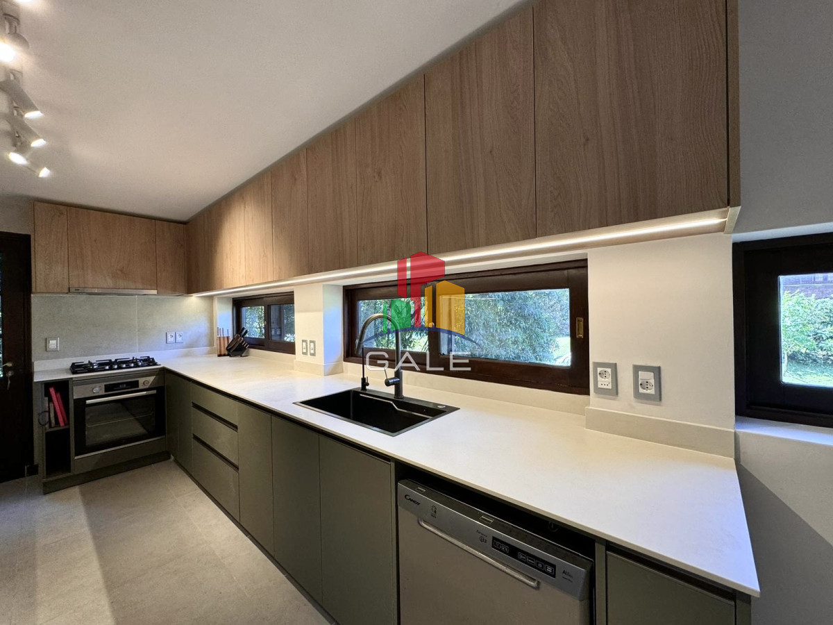 Casa ID.3295 - Cómoda Casa de 5 Dormitorios y Piscina Climatizada en Punta del Este