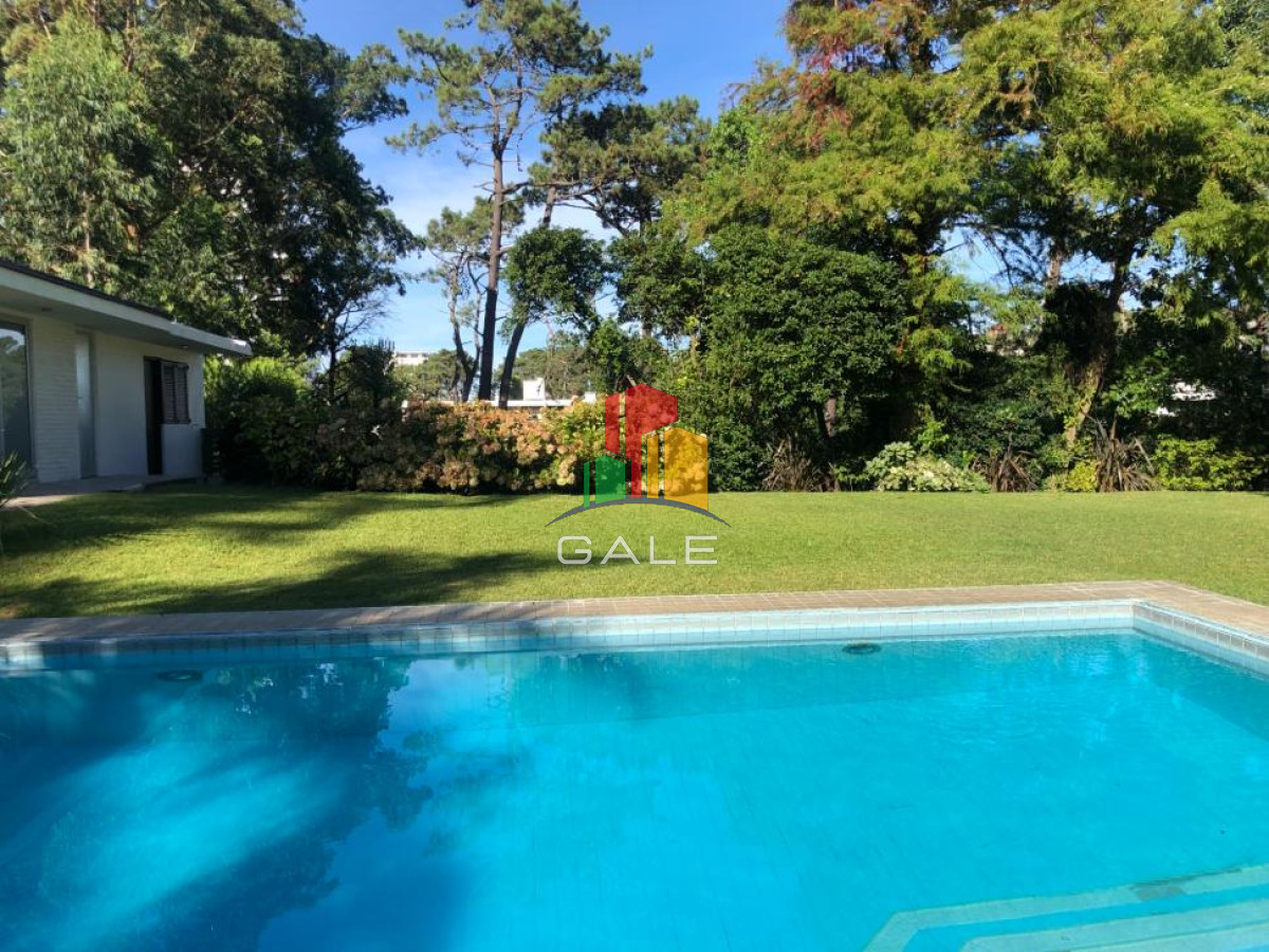Casa ID.967 - Excelente Casa de 7 Dormitorios, Piscina, Barbacoa y Dependencia en Punta del Este