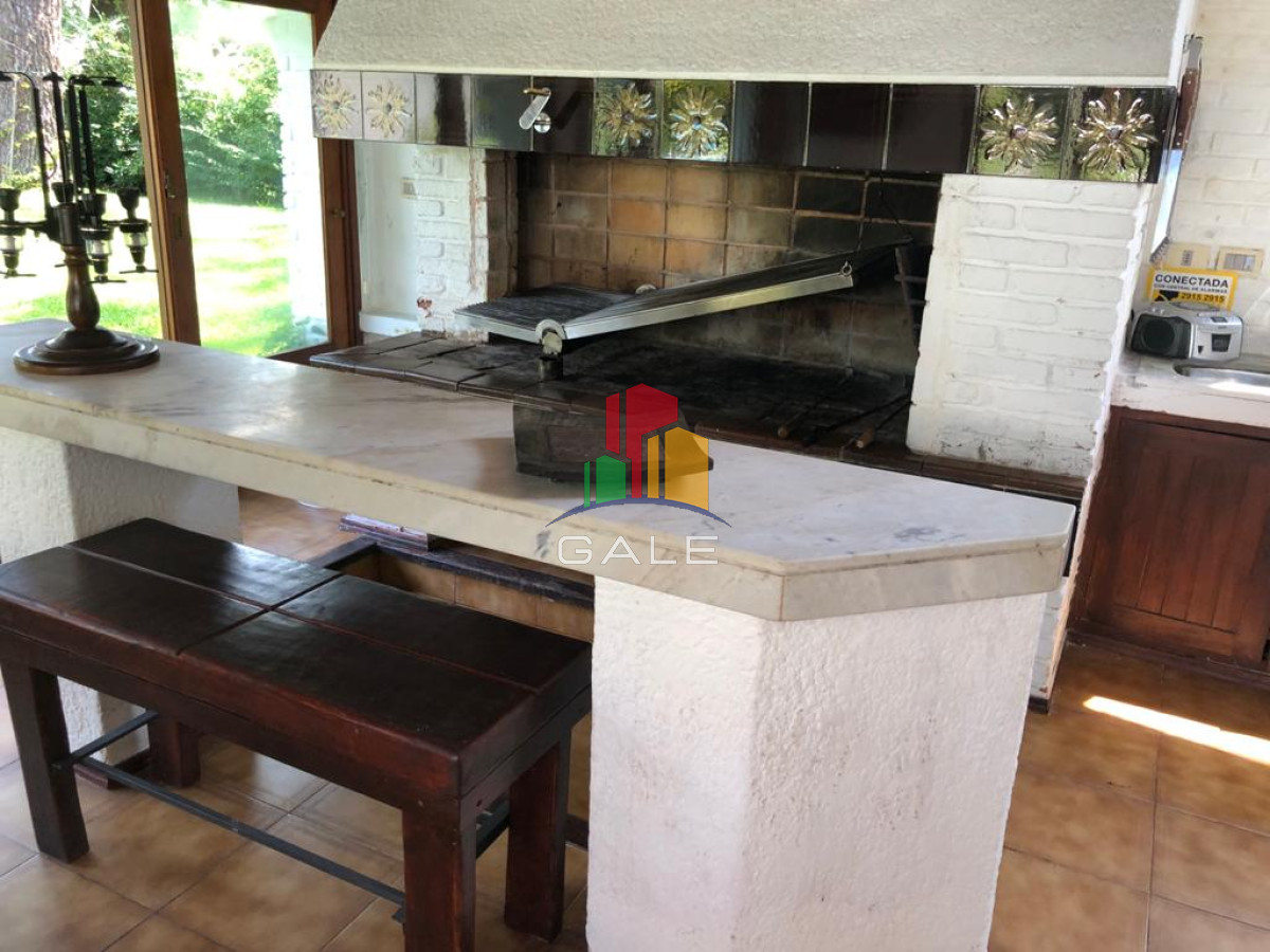 Casa ID.967 - Excelente Casa de 7 Dormitorios, Piscina, Barbacoa y Dependencia en Punta del Este