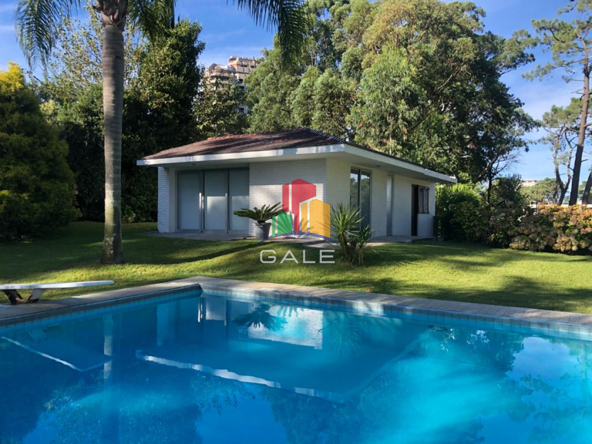 Casa ID.967 - Excelente Casa de 7 Dormitorios, Piscina, Barbacoa y Dependencia en Punta del Este