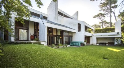 Excelente Casa de 4 Dormitorios en Playa Mansa, Ideal para vivir todo el año