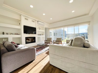 Moderna Casa de 4 Dormitorios, Piscina Climatizada y Parrillero en Punta Ballena, Barrio Semi Privado