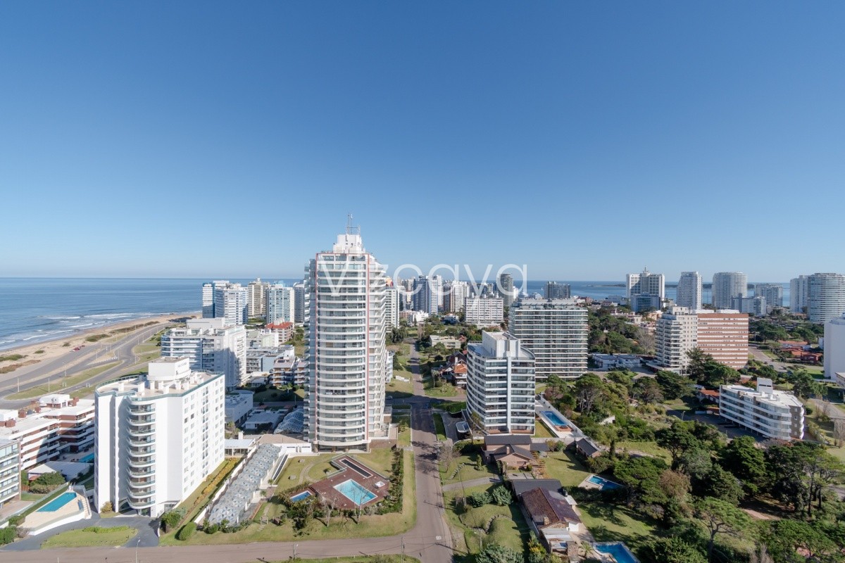 Apartamento ID.655 - Apartamento de 2 Dormitorios en Playa Brava con Vista al Mar - Venta