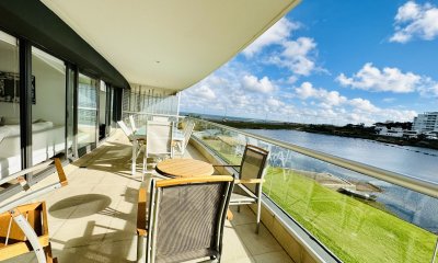 Venta, alquiler temporal y anual de apartamento de tres dormitorios frente al mar en Pinares, playa Mansa