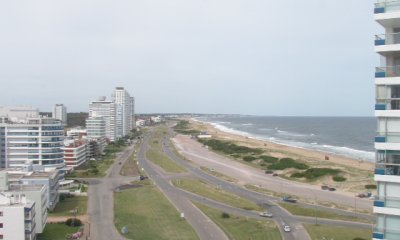 Venta de amplio departamento de tres dormitorios más dependencia de servicio a pasos de Playa Brava, Punta del Este