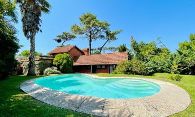 Excelente Casa de 4 Dormitorios en Playa Mansa - Punta del Este