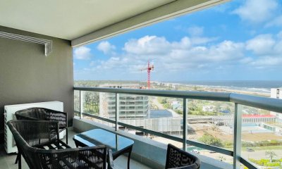 Alquiler temporario y venta de apartamento en torre de playa Brava con dos dormitorios