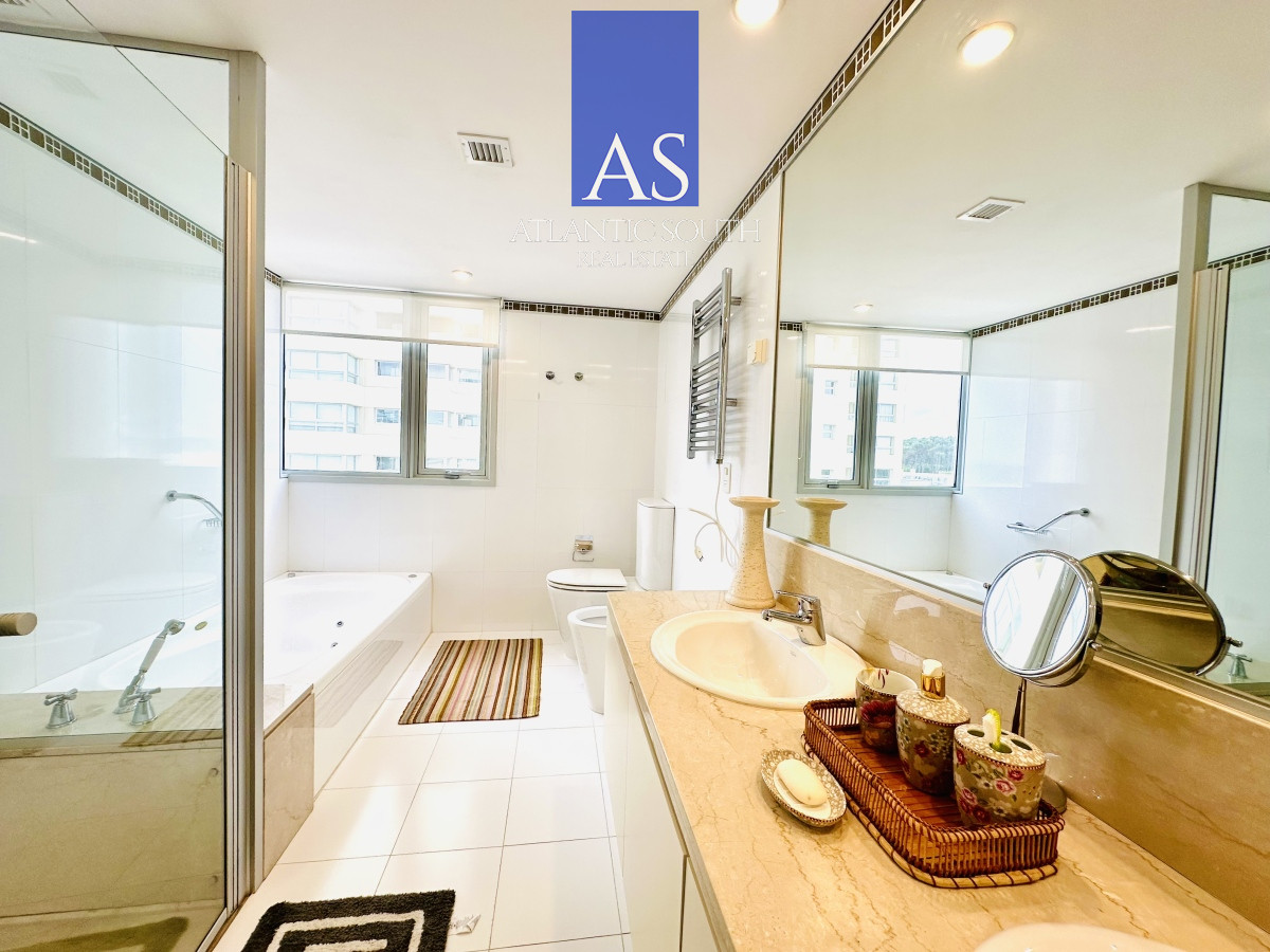Apartamento ID.3549 - Espectacular apartamento esquinero en Torre Le Parc, Playa Brava, Punta del Este