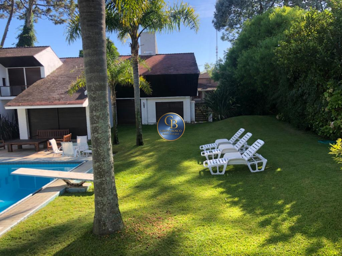 Casa ID.1300 - Excelente Casa de 7 Dormitorios, Piscina, Barbacoa y Dependencia en Punta del Este