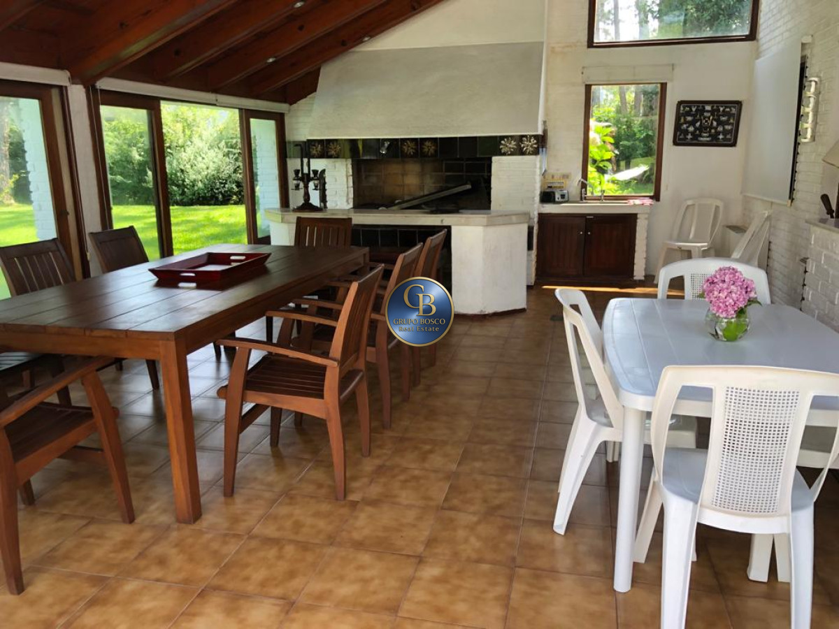 Casa ID.1300 - Excelente Casa de 7 Dormitorios, Piscina, Barbacoa y Dependencia en Punta del Este