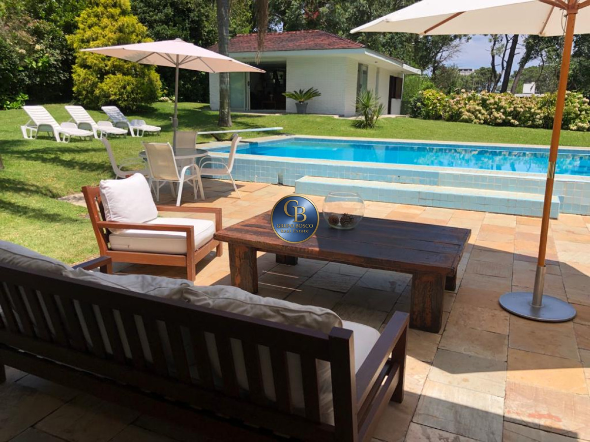 Casa ID.1300 - Excelente Casa de 7 Dormitorios, Piscina, Barbacoa y Dependencia en Punta del Este