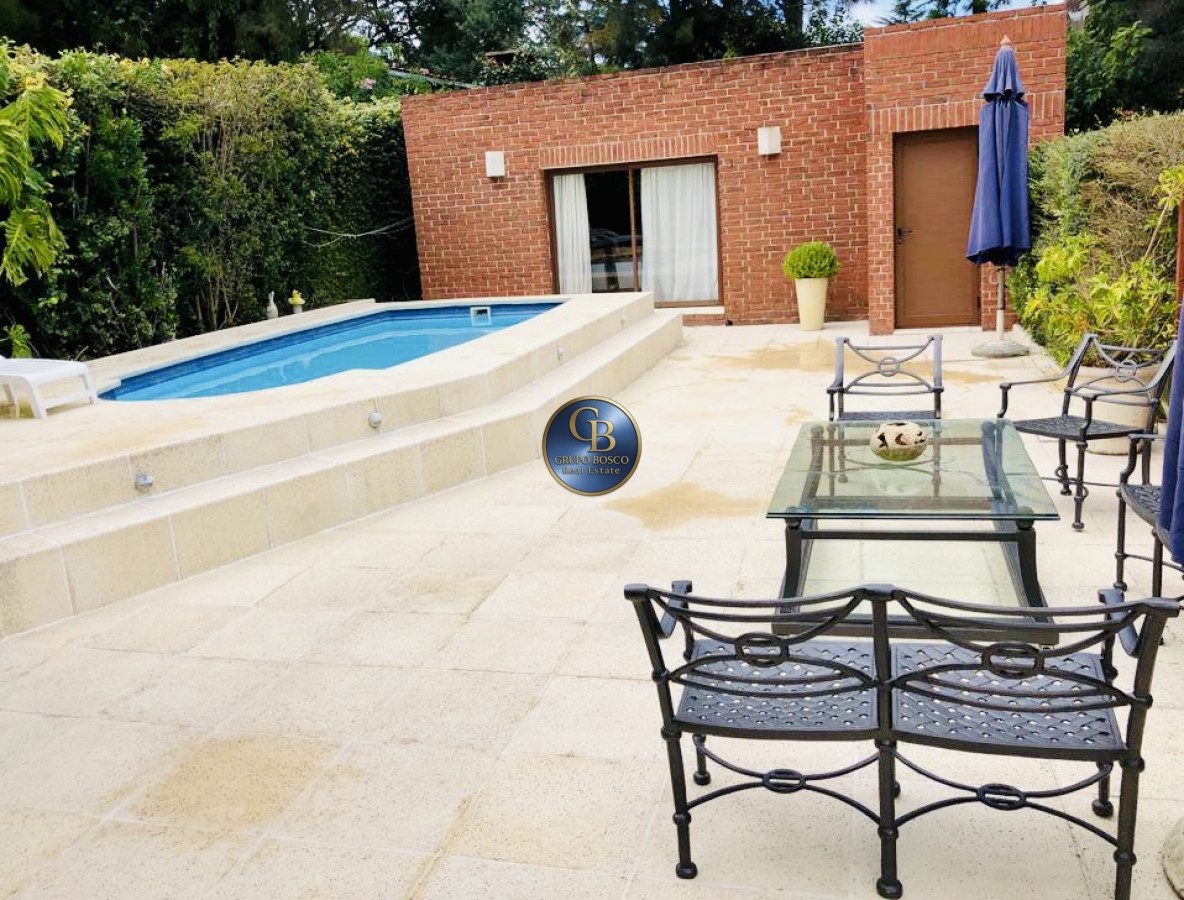Casa ID.1437 - Alquiler temporario de casa con 3 Dormitorios con piscina y barbacoa en Jardines de Córdoba, Punta del Este