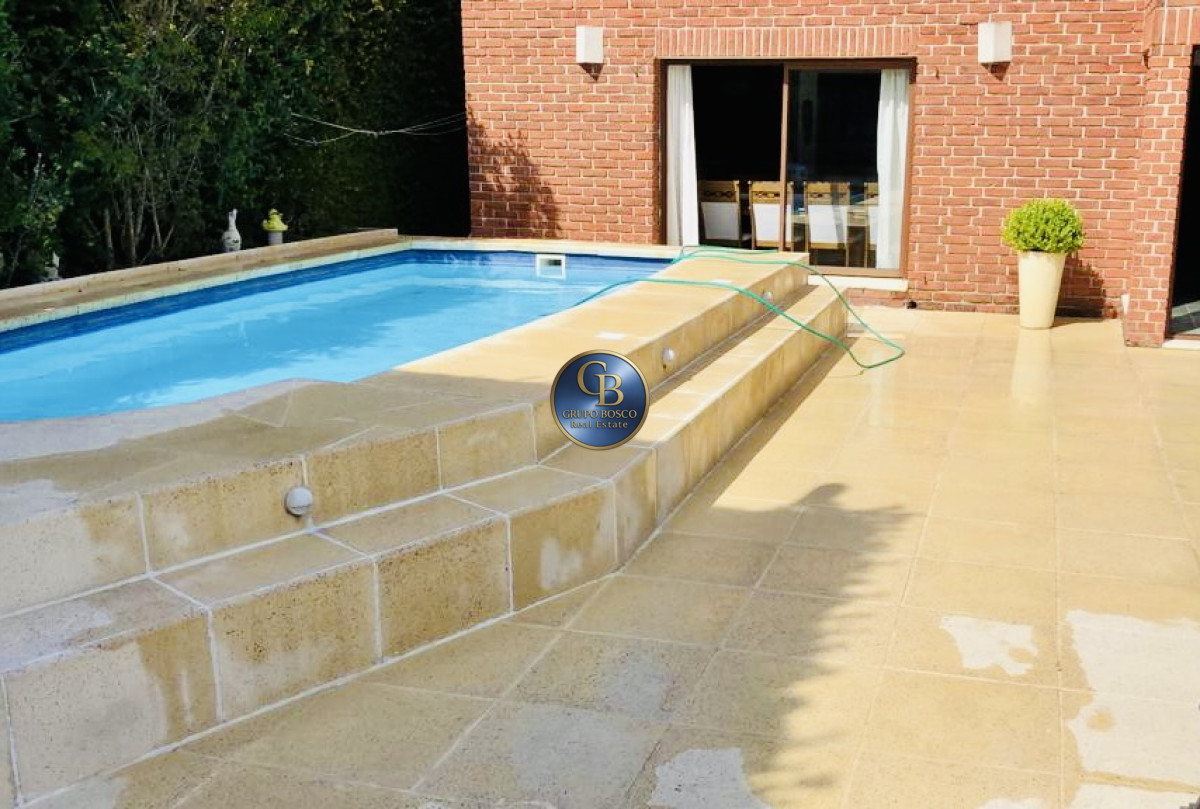 Casa ID.1437 - Alquiler temporario de casa con 3 Dormitorios con piscina y barbacoa en Jardines de Córdoba, Punta del Este