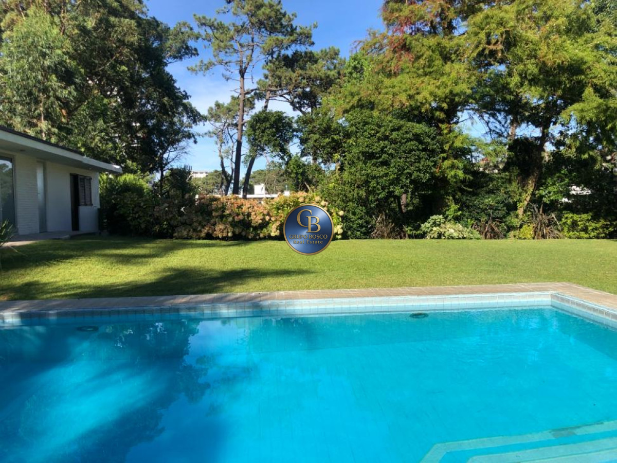 Casa ID.1300 - Excelente Casa de 7 Dormitorios, Piscina, Barbacoa y Dependencia en Punta del Este