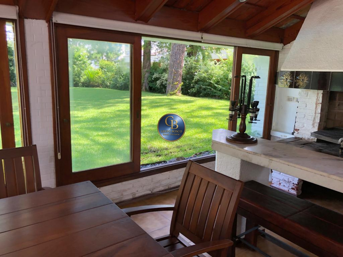 Casa ID.1300 - Excelente Casa de 7 Dormitorios, Piscina, Barbacoa y Dependencia en Punta del Este