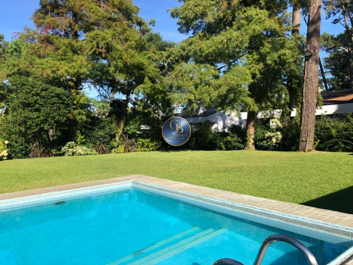 Casa ID.1300 - Excelente Casa de 7 Dormitorios, Piscina, Barbacoa y Dependencia en Punta del Este