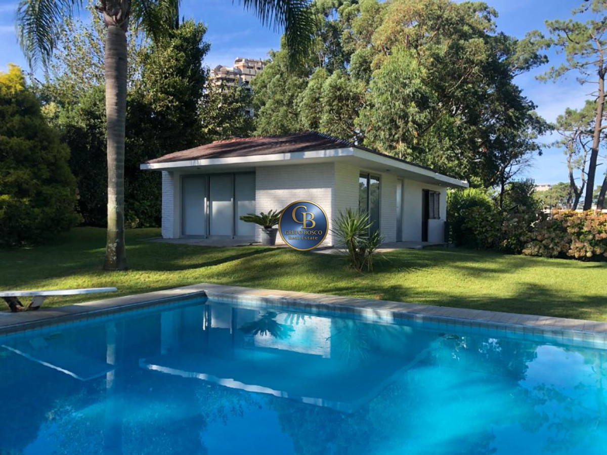 Casa ID.1300 - Excelente Casa de 7 Dormitorios, Piscina, Barbacoa y Dependencia en Punta del Este