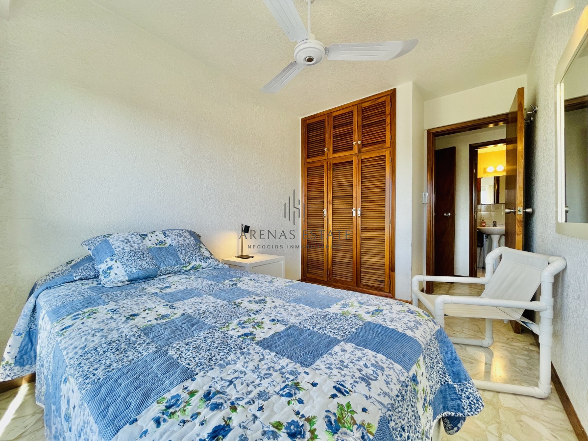 Apartamento ID.1868 - Apartamento de 3 Dormitorios en Playa Mansa con Vista al Mar