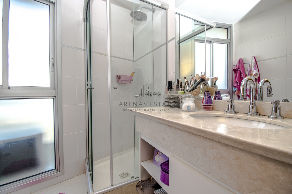 Apartamento ID.557 - Venta de apartamento de tres dormitorios más dependencia en playa Mansa, Punta del Este