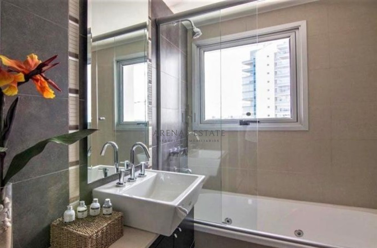 Apartamento ID.1418 - enta de Excelente Apartamento de 3 Dormitorios con Vista al Mar, Playa Mansa, Punta del Este