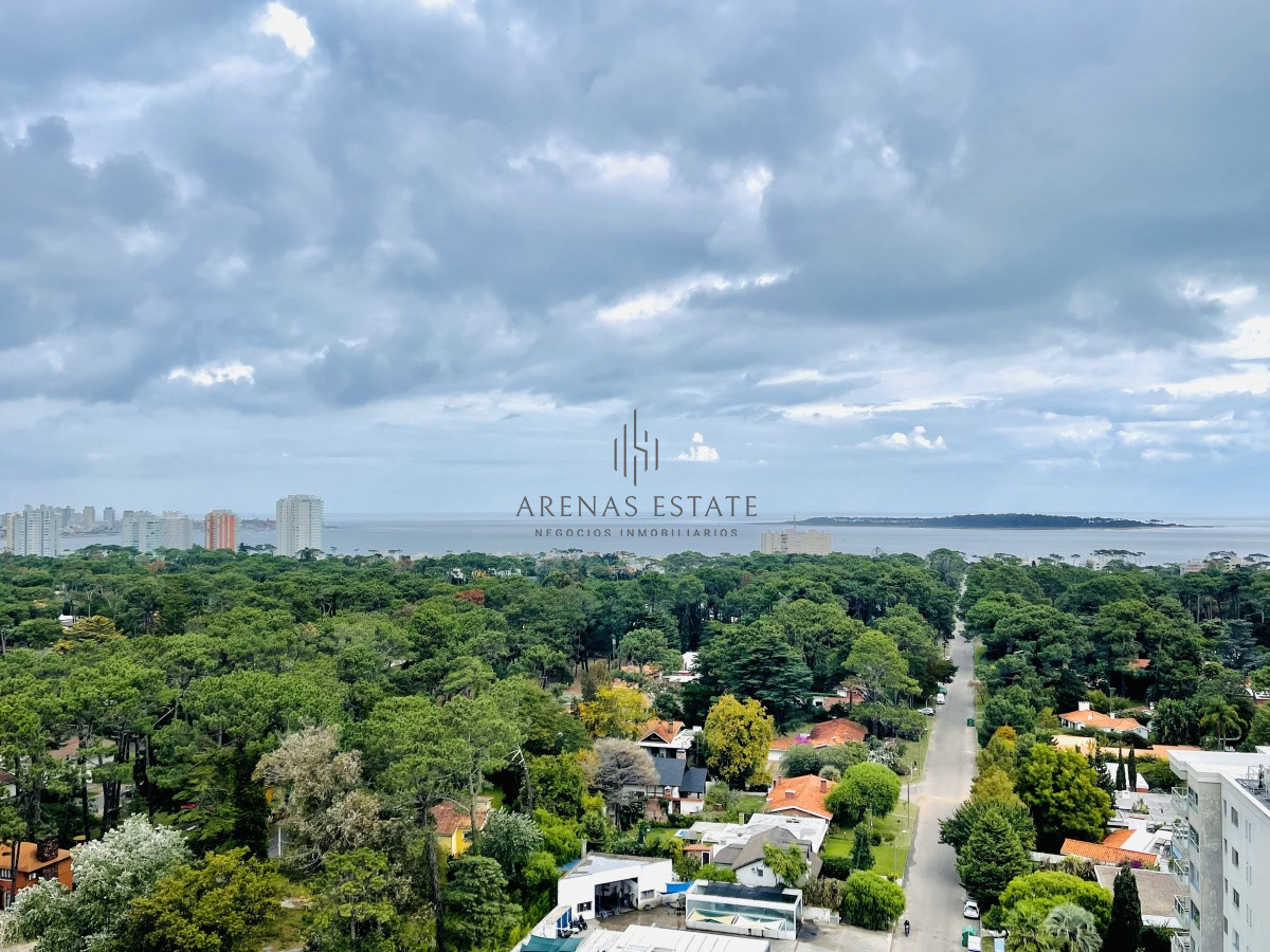 Apartamento ID.1134 - Venta y alquiler anual de amplio apartamento de tres dormitorios completamente reciclado sobre Roosevelt, Punta del Este