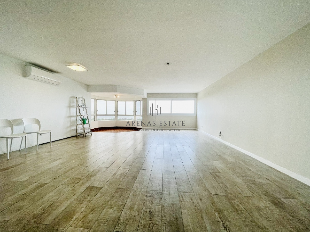 Apartamento ID.1134 - Venta y alquiler anual de amplio apartamento de tres dormitorios completamente reciclado sobre Roosevelt, Punta del Este