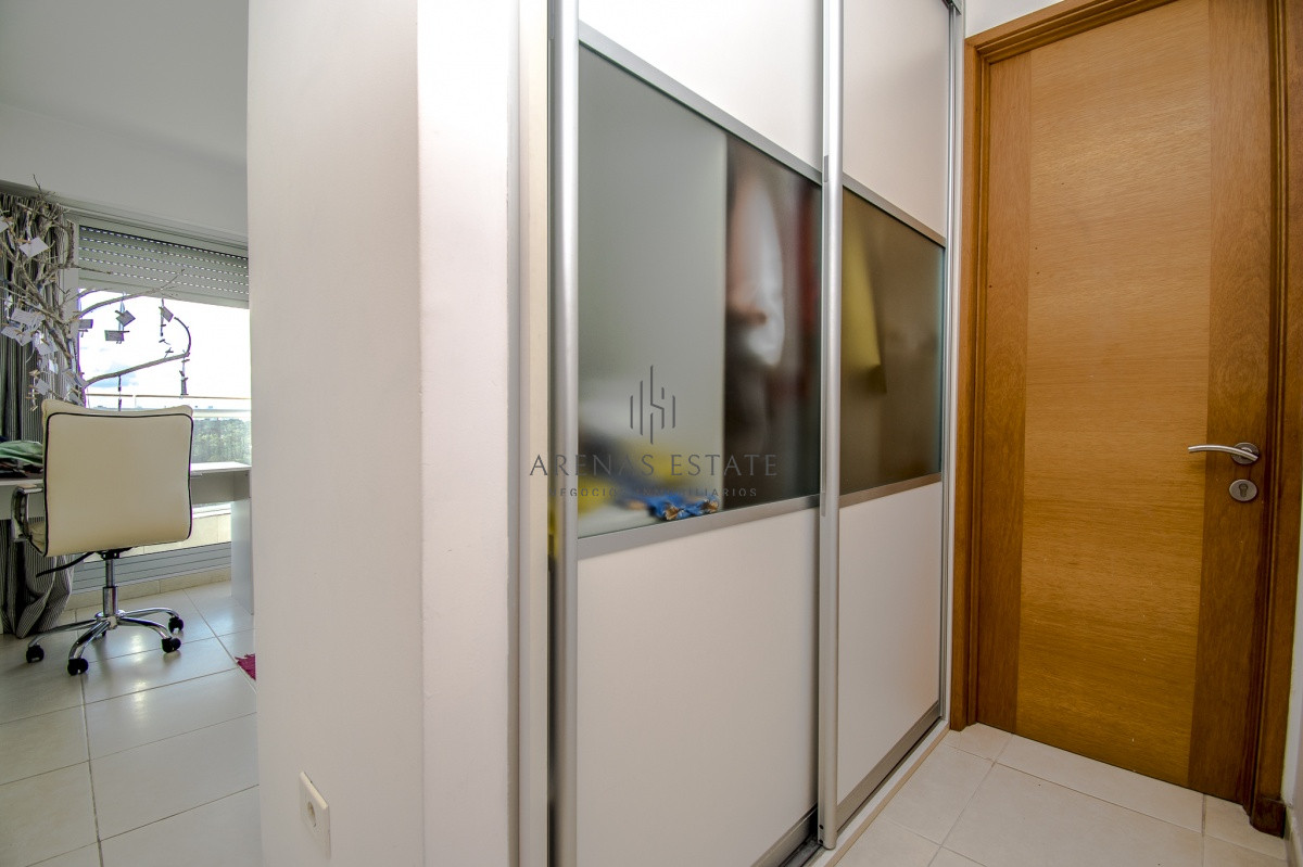 Apartamento ID.557 - Venta de apartamento de tres dormitorios más dependencia en playa Mansa, Punta del Este