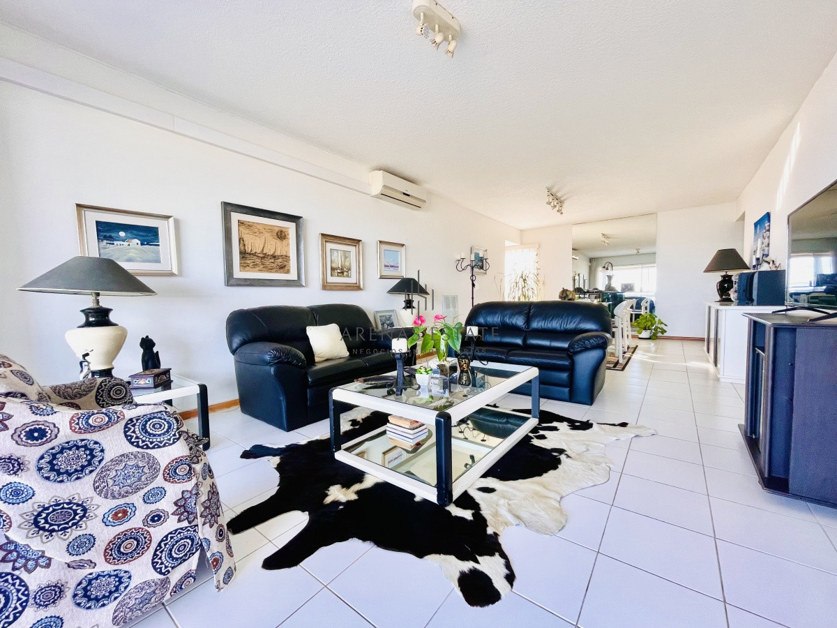 Apartamento ID.444 - Apartamento de 3 Dormitorios en Primera Línea del Mar, Playa Brava - Venta
