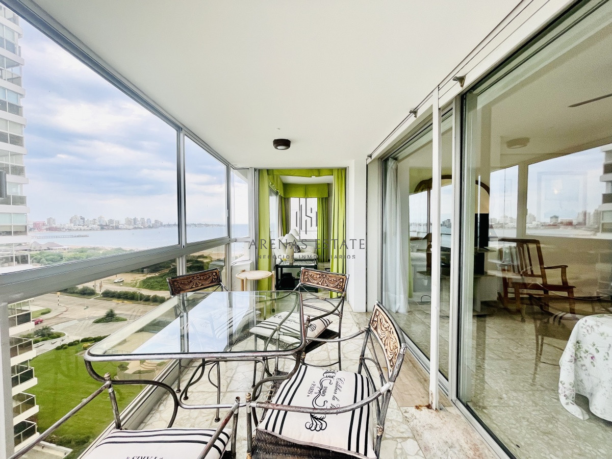 Apartamento ID.1969 - Apartamento de 2 Dormitorios Frente al Mar, con Vista - Playa Mansa, Venta
