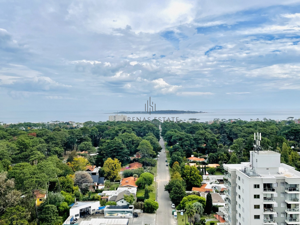 Apartamento ID.1134 - Venta y alquiler anual de amplio apartamento de tres dormitorios completamente reciclado sobre Roosevelt, Punta del Este