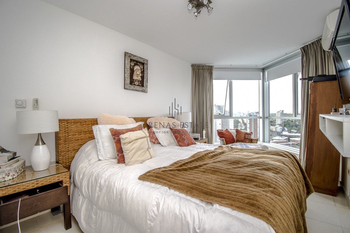 Apartamento ID.557 - Venta de apartamento de tres dormitorios más dependencia en playa Mansa, Punta del Este