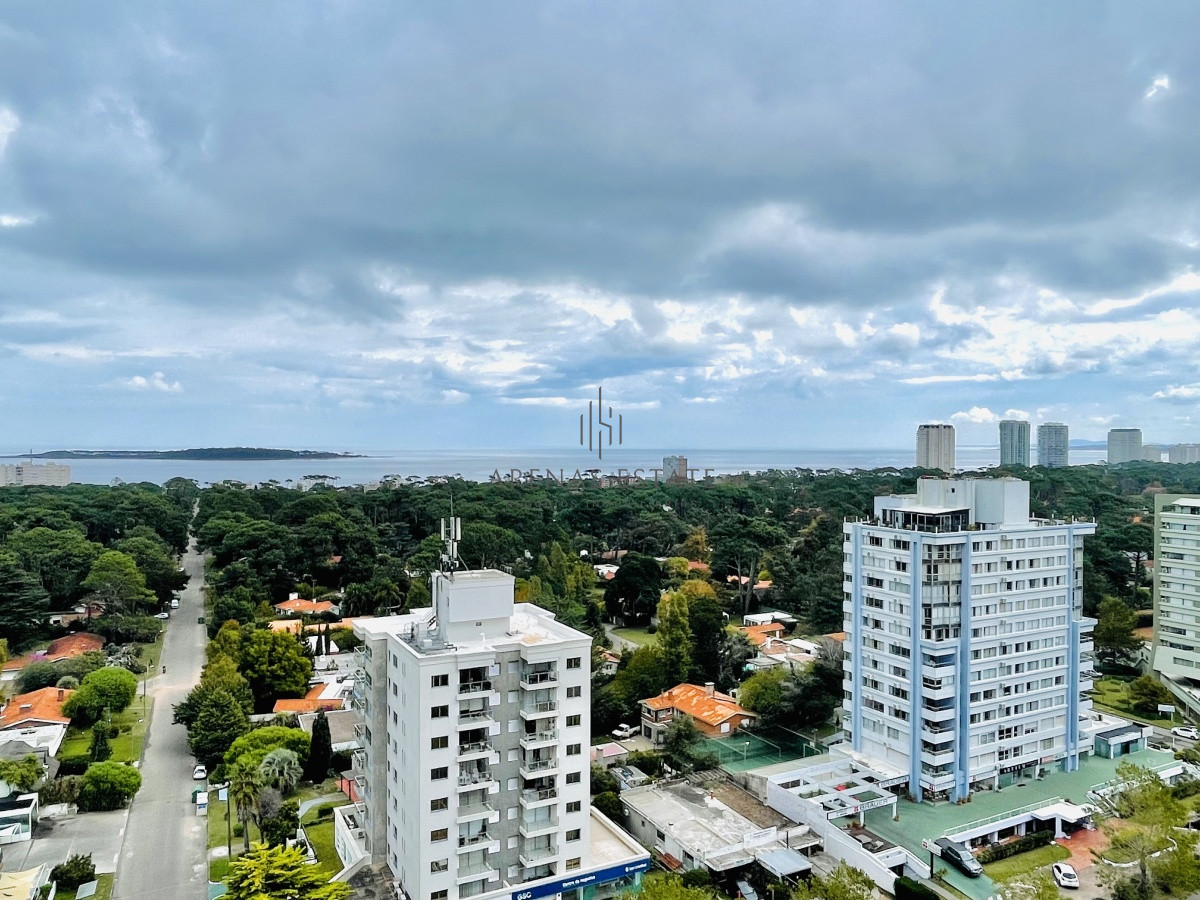 Apartamento ID.1134 - Venta y alquiler anual de amplio apartamento de tres dormitorios completamente reciclado sobre Roosevelt, Punta del Este