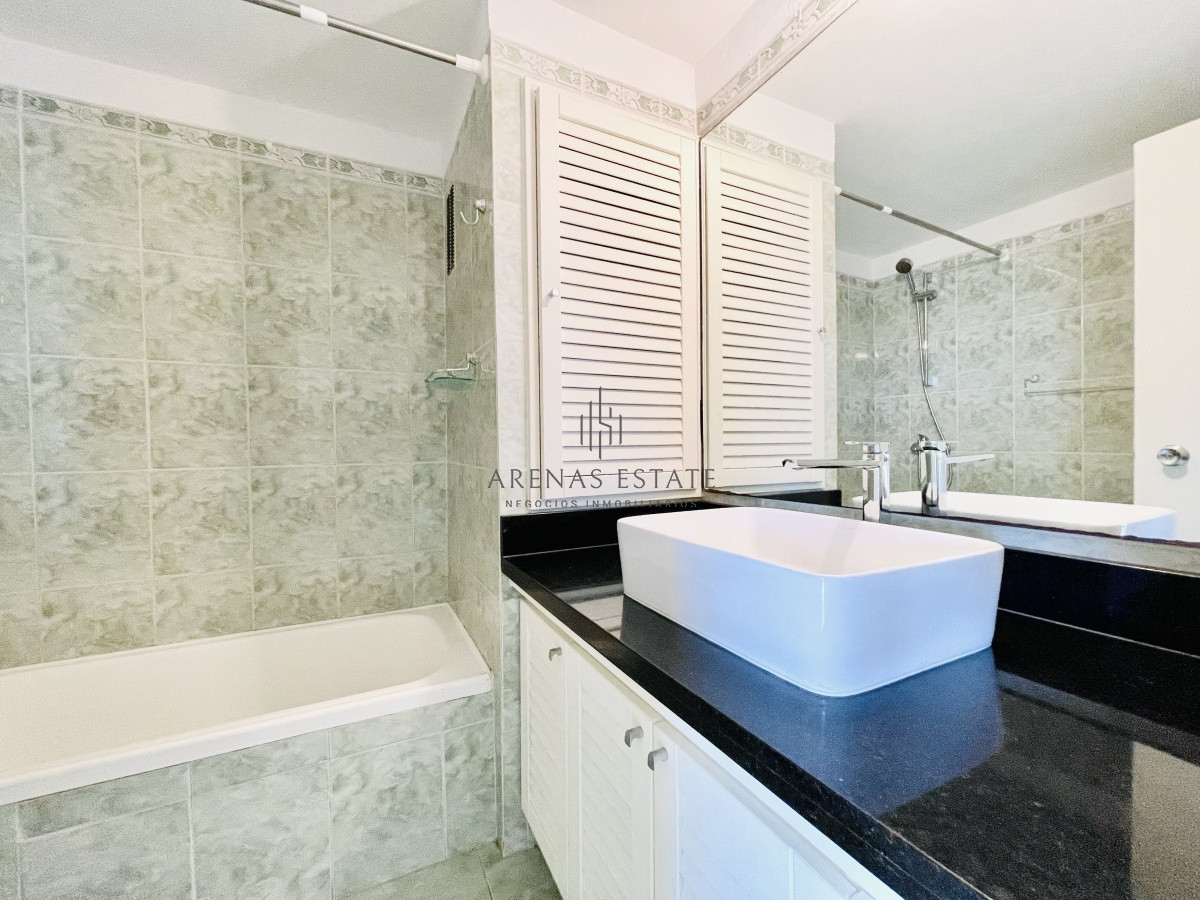 Apartamento ID.1134 - Venta y alquiler anual de amplio apartamento de tres dormitorios completamente reciclado sobre Roosevelt, Punta del Este