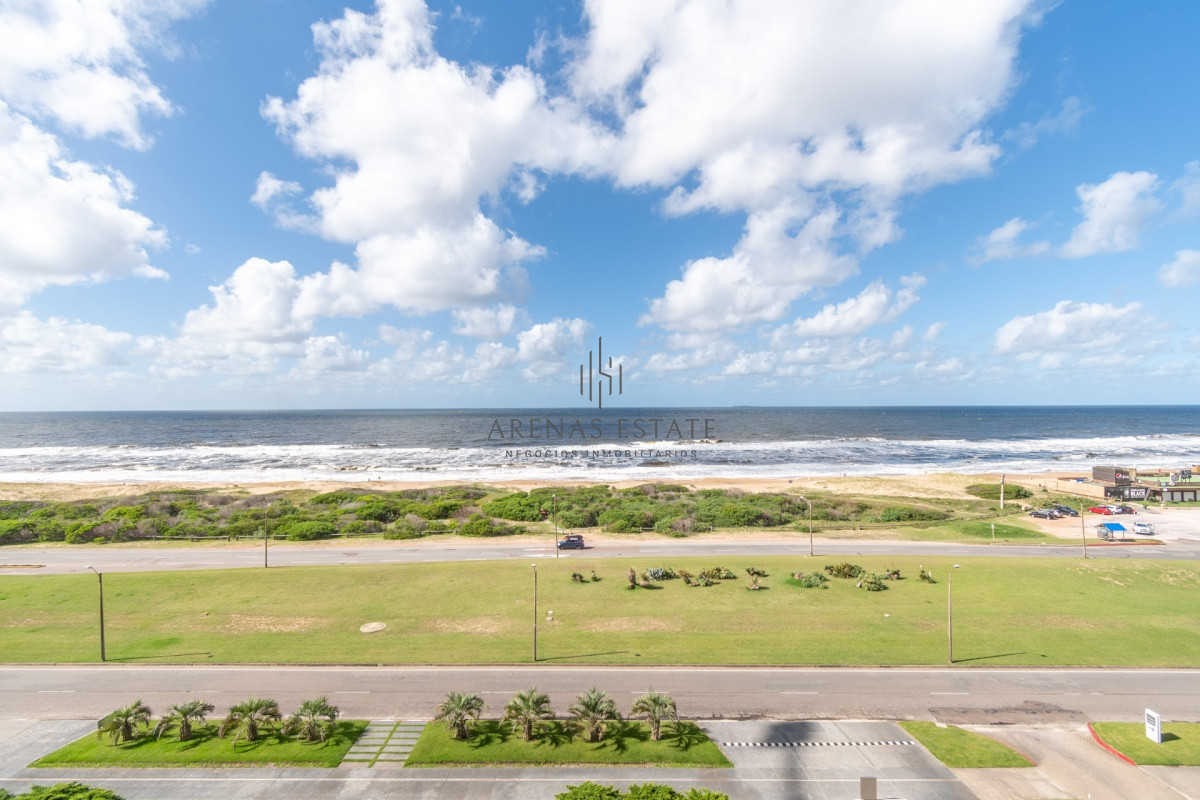 Apartamento ID.611 - Moderno Apartamento de 3 Dormitorio y Dependencia Frente al Mar, Playa Brava