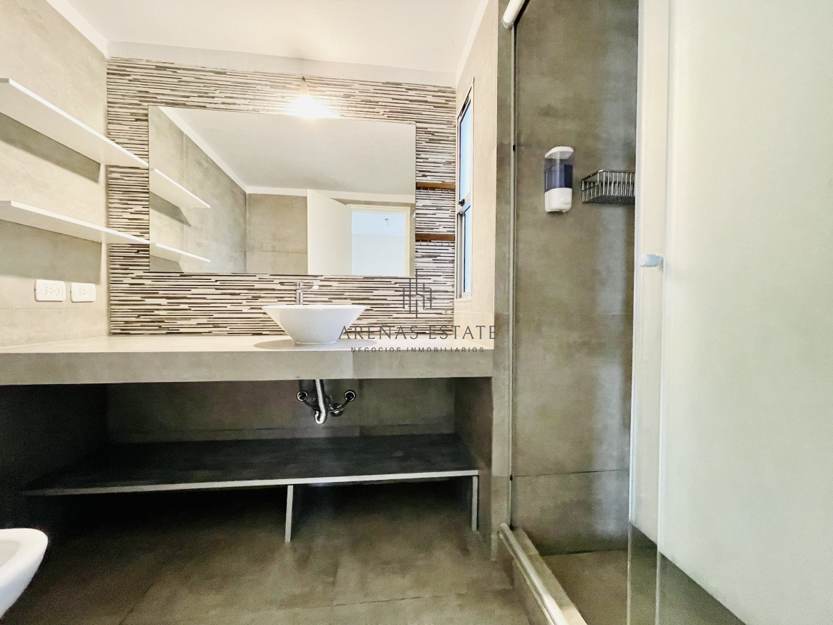 Apartamento ID.1134 - Venta y alquiler anual de amplio apartamento de tres dormitorios completamente reciclado sobre Roosevelt, Punta del Este