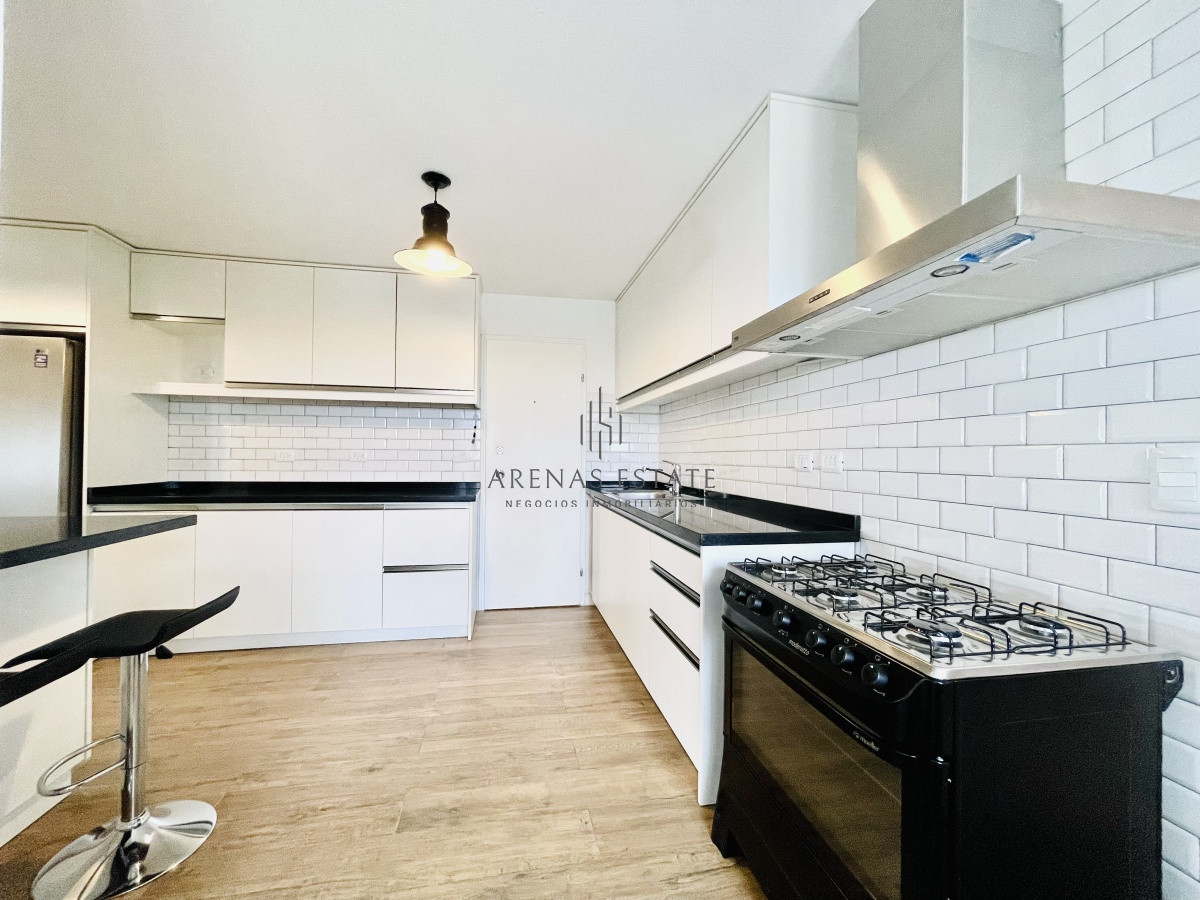 Apartamento ID.1134 - Venta y alquiler anual de amplio apartamento de tres dormitorios completamente reciclado sobre Roosevelt, Punta del Este