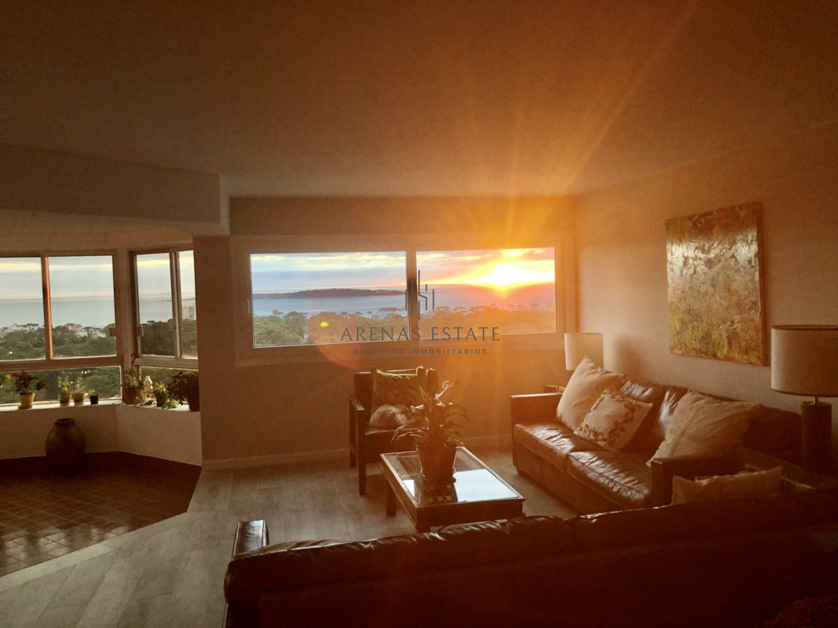 Apartamento ID.1134 - Venta y alquiler anual de amplio apartamento de tres dormitorios completamente reciclado sobre Roosevelt, Punta del Este