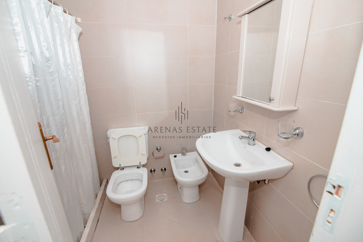 Apartamento ID.562 - Oportunidad en Venta de Apartamento de planta baja con salida al jardín de tres dormitorios en Playa Montoya