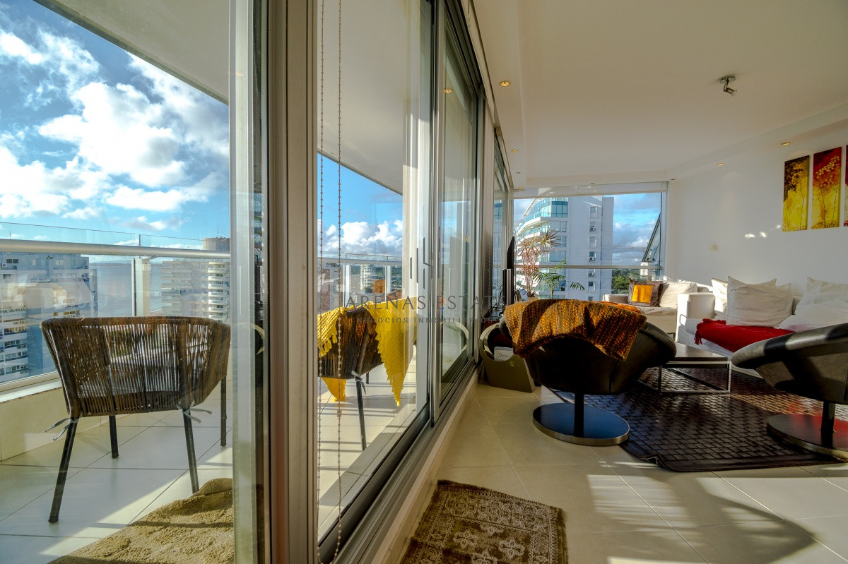 Apartamento ID.557 - Venta de apartamento de tres dormitorios más dependencia en playa Mansa, Punta del Este